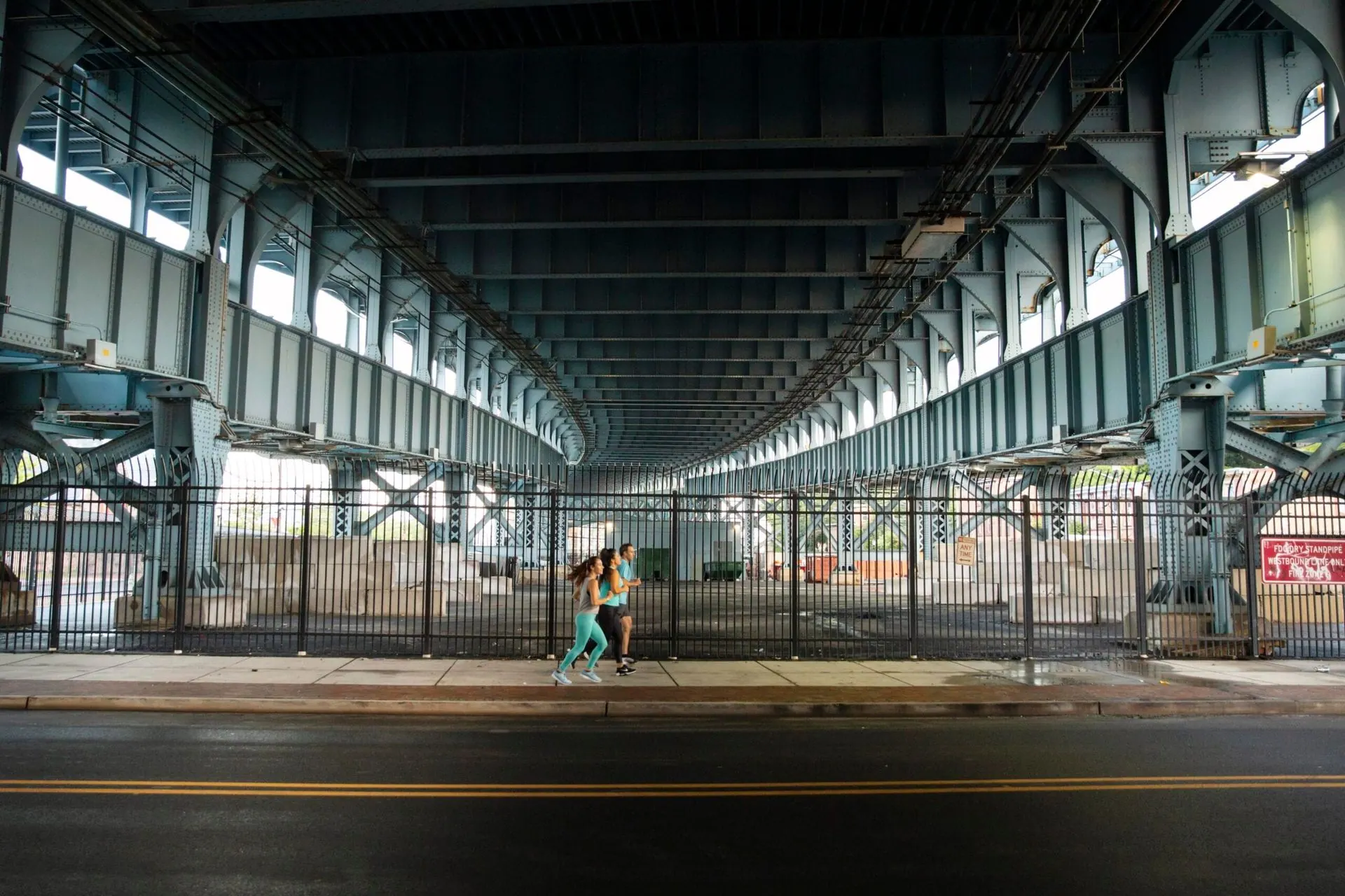 long-shot-people-running-together